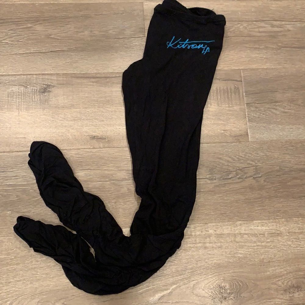 Black legging , doesn’t have the size label but it’s size medium